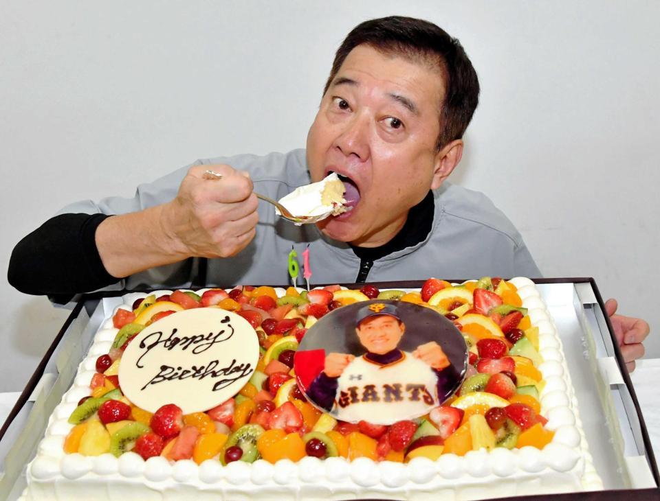 　報道陣から贈られた誕生日ケーキをほおばる原監督