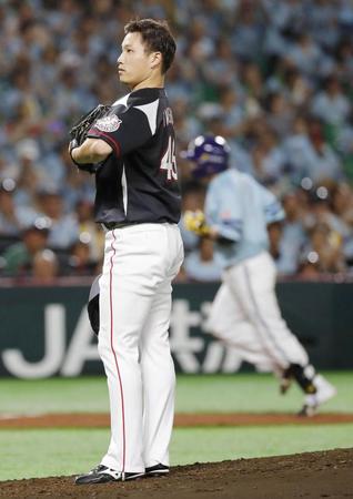 　３回、松田宣（右）に２打席連続本塁打を浴びたロッテ・岩下