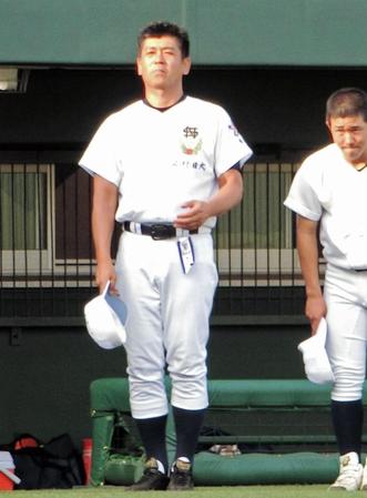 　準々決勝で敗れ、ベンチ前で試合後に一礼する佐野日大・麦倉監督