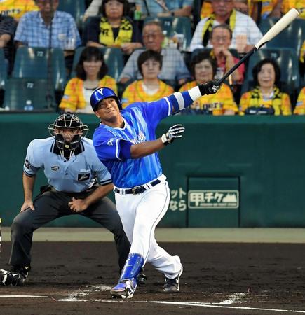 　４回、左越えへ先制２ランを放つＤｅＮＡ・ロペス