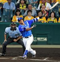 　４回、左越えへ先制２ランを放つＤｅＮＡ・ロペス