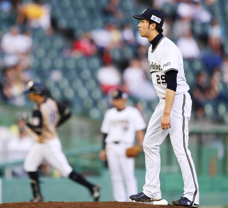 　２回、石井（左）に本塁打を浴びた田嶋