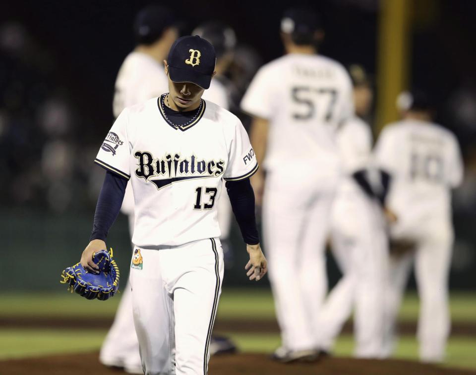 　５回に勝ち越しを許し、降板するオリックス先発の山岡＝ほっともっと神戸