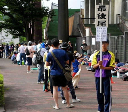 　決勝、花巻東－大船渡の入場を待つ観客＝岩手県営球場（撮影・堀内翔）