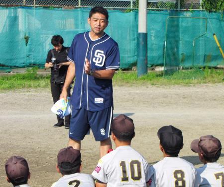 　野球教室で子どもたちを指導する斎藤隆氏＝２５日、仙台市内