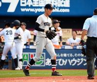 ８回、相模原に逆転を許した横浜・及川＝横浜スタジアム（撮影・棚橋慶太）