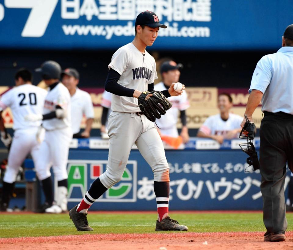 ８回、相模原に逆転を許した横浜・及川＝横浜スタジアム（撮影・棚橋慶太）