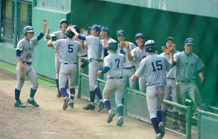 　６回、追加点が入り盛り上がる花巻東ナイン＝岩手県営球場（撮影・堀内翔）