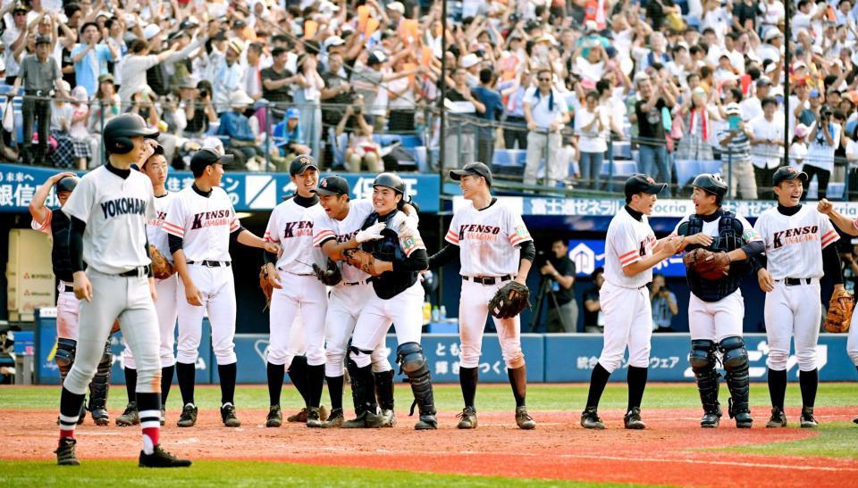 　横浜に勝利し歓喜する相模原ナイン（撮影・棚橋慶太）