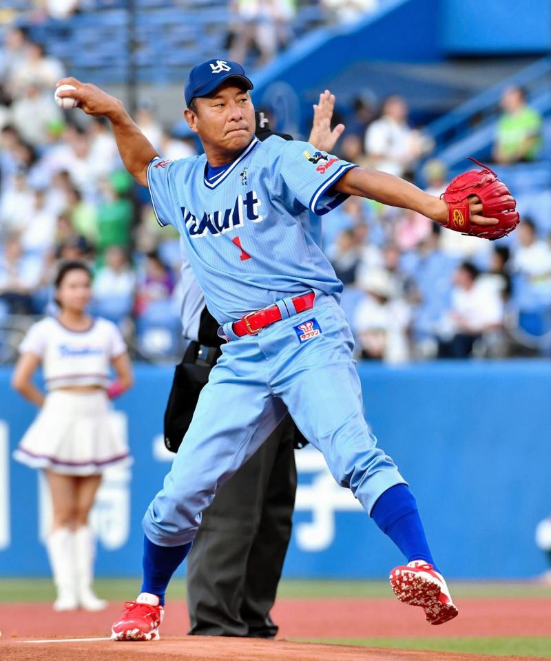 ヤクルトｏｂ池山隆寛氏 背番号 １ で始球式 絶妙コントロールに歓声 野球 デイリースポーツ Online