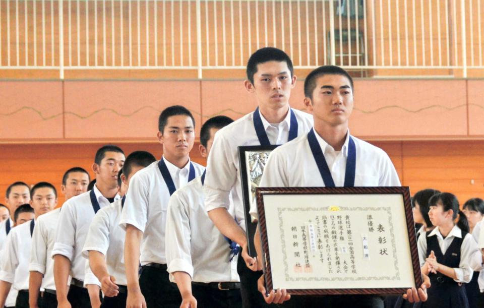 　夏の岩手大会準優勝報告会に参加した佐々木（前から２人目）ら大船渡ナイン