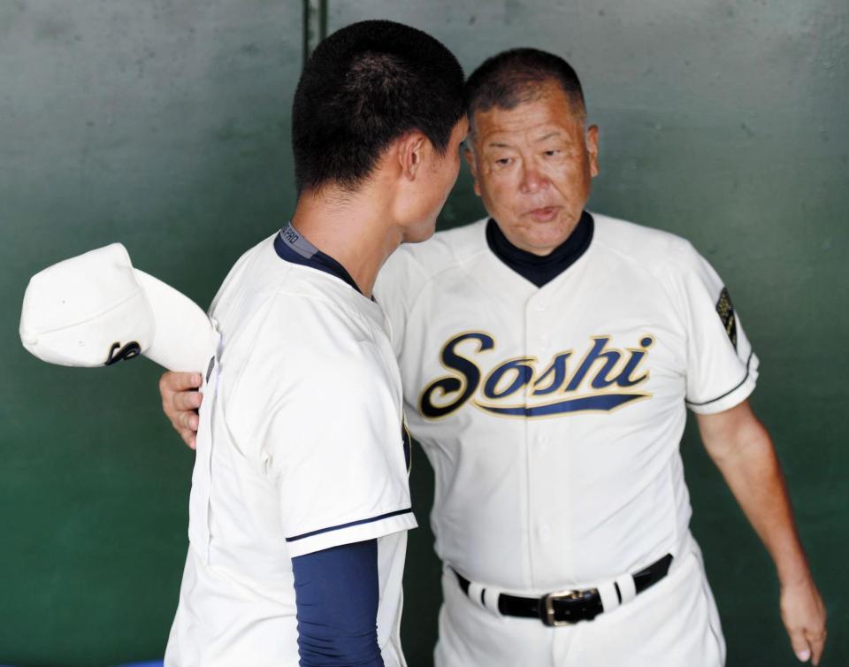 試合後抱擁し、ありがとうと肩をたたく創志学園・長沢監督（右）と西（左）＝マスカットスタジアム