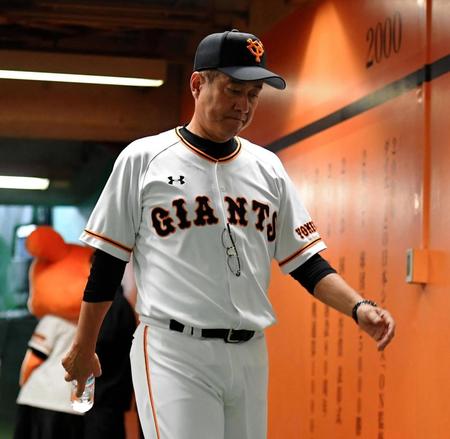 　会見を終え、うつむいて引き揚げる巨人・原辰徳監督＝東京ドーム