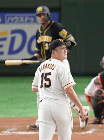 　７回、阪神・マルテに同点ソロを浴び顔をゆがめる巨人・沢村拓一＝東京ドーム