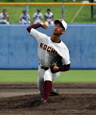 　６回から２番手でマウンドに上がり、力投する高知・森木