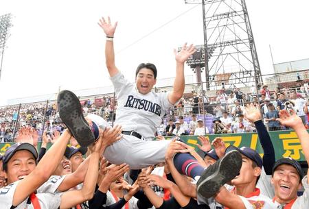 ナインの手で宙に舞う立命館宇治・里井監督＝わかさスタジアム京都（撮影・佐藤厚）