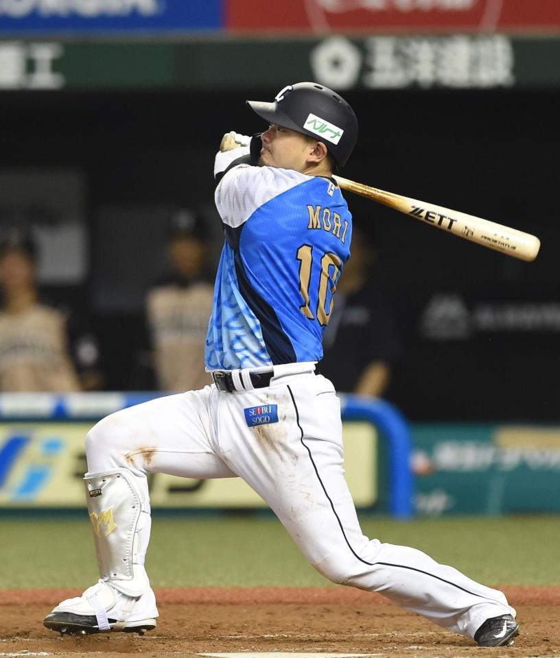 　９回、中越えにこの試合３本目のソロを放つ西武・森