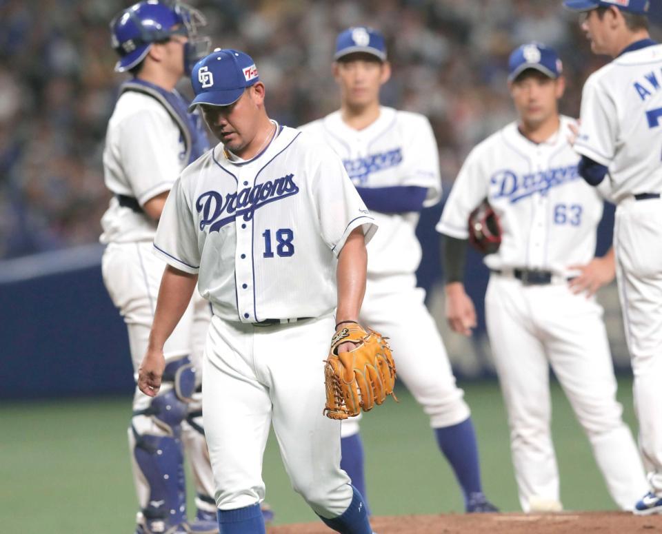 　１回、１死しか奪えず降板する松坂（手前）