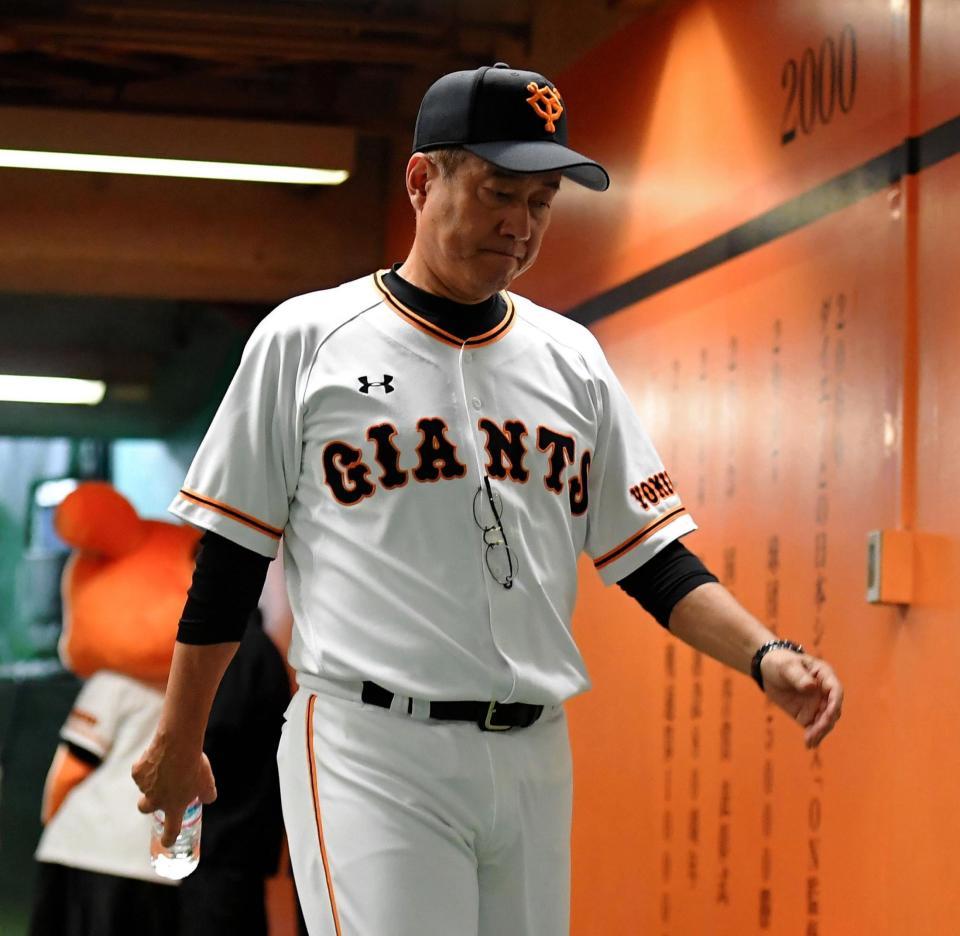 　会見を終え、うつむいて引き揚げる巨人・原辰徳監督＝東京ドーム