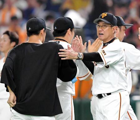 　５勝目を挙げた桜井（左）をねぎらう原監督