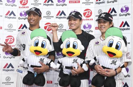 　オリックスに勝利し、お立ち台で笑顔を見せるロッテの（左から）マーティン、岩下、鈴木＝ＺＯＺＯマリン