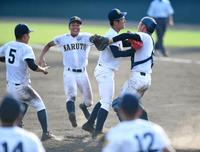 　徳島大会優勝を決め、マウンド上で喜び合う鳴門ナイン（撮影・高石航平）