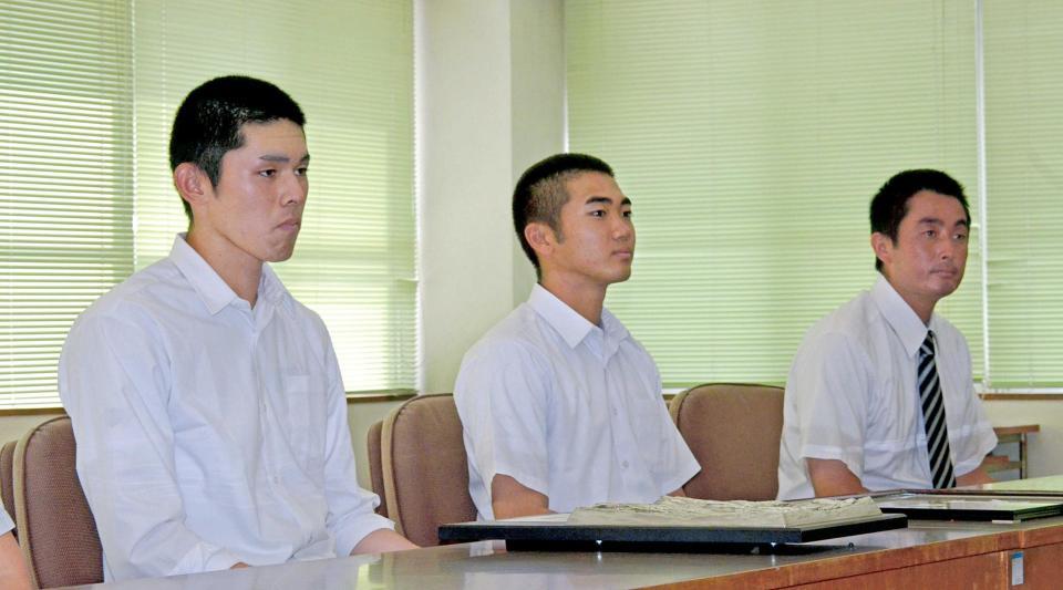 　大船渡市役所に表敬訪問した（左から）大船渡・佐々木、千葉、国保監督