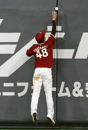 　７回、日本ハム・石井の打球がフェンスの間に挟まり、ジャンプし手を伸ばす楽天右翼手渡辺佳。エンタイトル二塁打となる＝札幌ドーム
