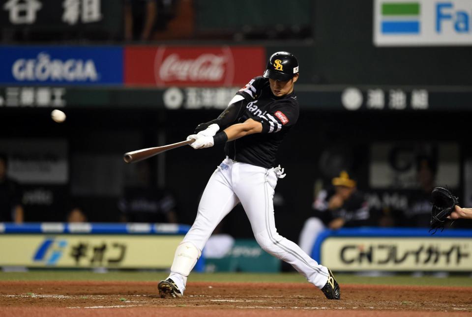 　５回、右越えに11号３ランを放つ上林