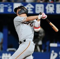 ８回巨人無死一、三塁、同点の２点適時二塁打を放つ巨人・坂本勇人＝横浜（撮影・出月俊成）