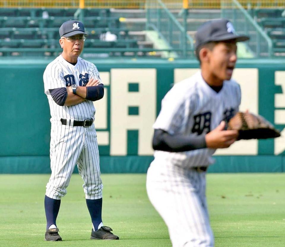 　ナインの動きに目を光らせる明徳義塾・馬淵監督