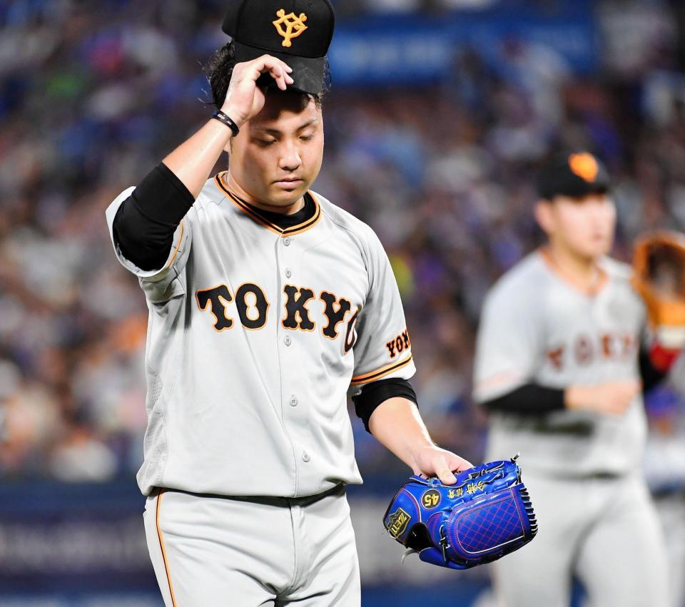 ３回、ソトに３ランを浴び、肩を落としてベンチへ戻る巨人・今村