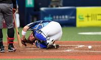 １回オリックス２死満塁、西武・岡田雅利はオリックス・小田裕也のファウルチップを受ける＝京セラドーム（撮影・山口登）