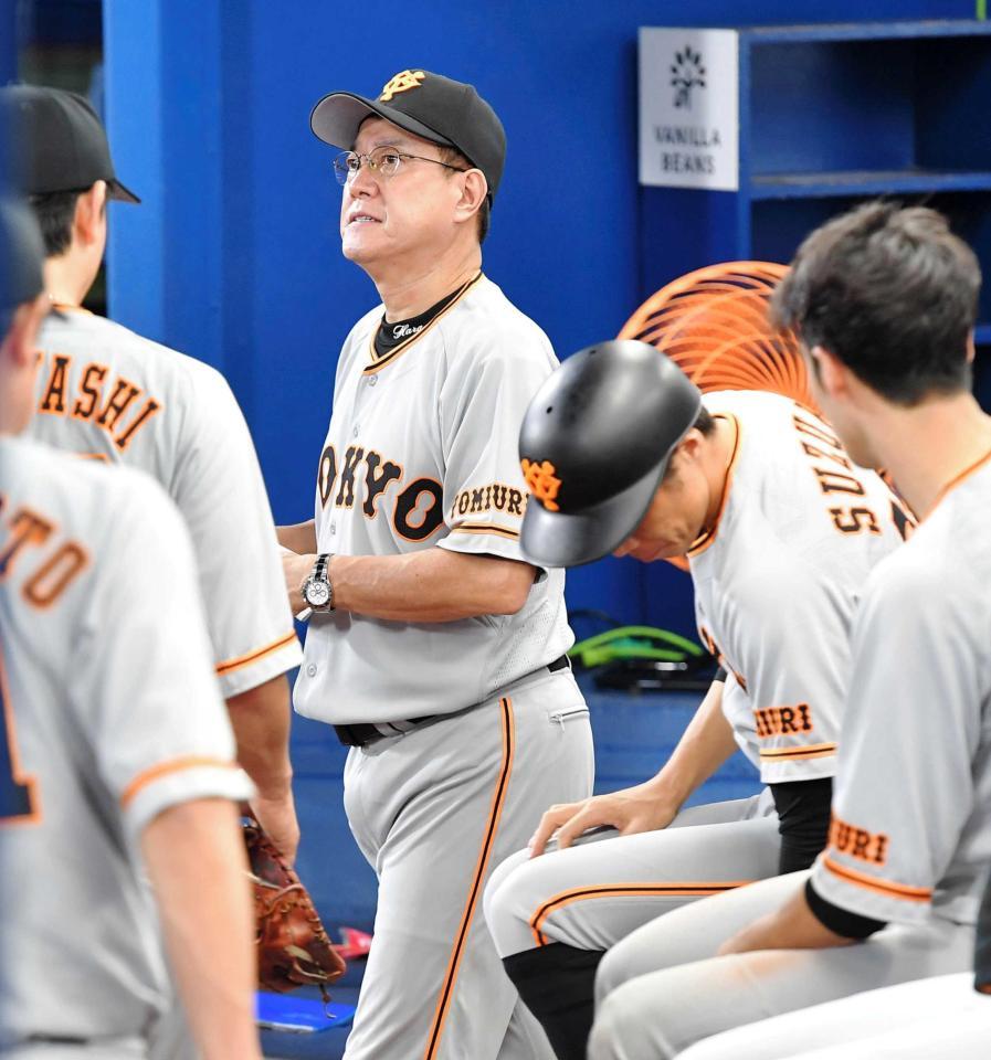 　ベンチで険しい顔を見せる原監督（中央）