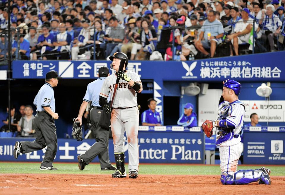 ５回巨人２死二、三塁、打者・丸佳浩の時、宮城県で発生した地震の影響を受けた揺れで試合が一時中断する＝横浜スタジアム（撮影・西岡正）