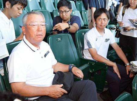 　対戦相手の藤蔭・竹下監督（右端）と取材に応じる明徳義塾・馬淵監督（手前）