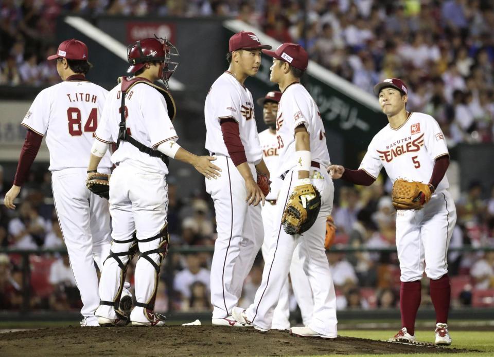　４回、ロッテのレアードに死球を与えた藤平（中央）のもとに集まる楽天ナイン＝楽天生命パーク
