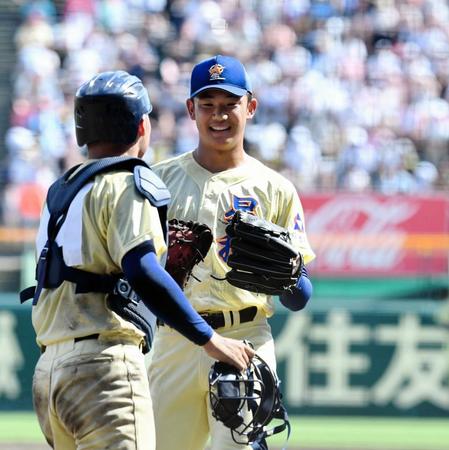 完封勝利を挙げ、好リードの星稜・山瀬慎之介（手前）と笑顔を見せる星稜・奥川恭伸＝甲子園（撮影・田中太一）