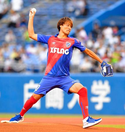 始球式を務めるＦＣ東京・東慶悟＝神宮（撮影・高部洋祐）