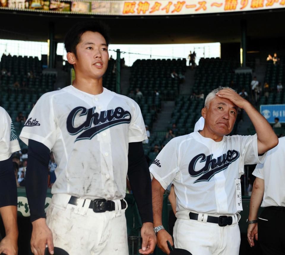 初戦敗退も涙なしで甲子園に礼をする秋田中央・松平（左）と佐藤監督（右）＝甲子園（撮影・高石航平）