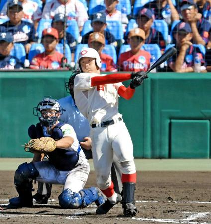　６回、勝ち越しの適時三塁打を放つ智弁和歌山・東妻