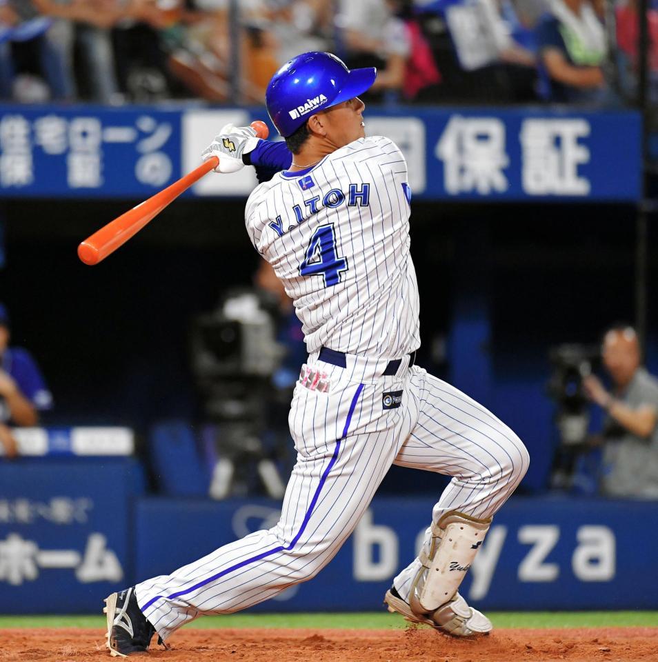 　５回、プロ初安打となる二塁打を放つＤｅＮＡ・伊藤裕季也
