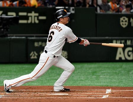 １回、右中間に先制の本塁打を放つ巨人・坂本勇人＝東京ドーム（撮影・三好信也）