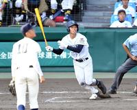 　８回、岩端は左越えに逆転の２点適時二塁打を放つ（撮影・佐藤厚）