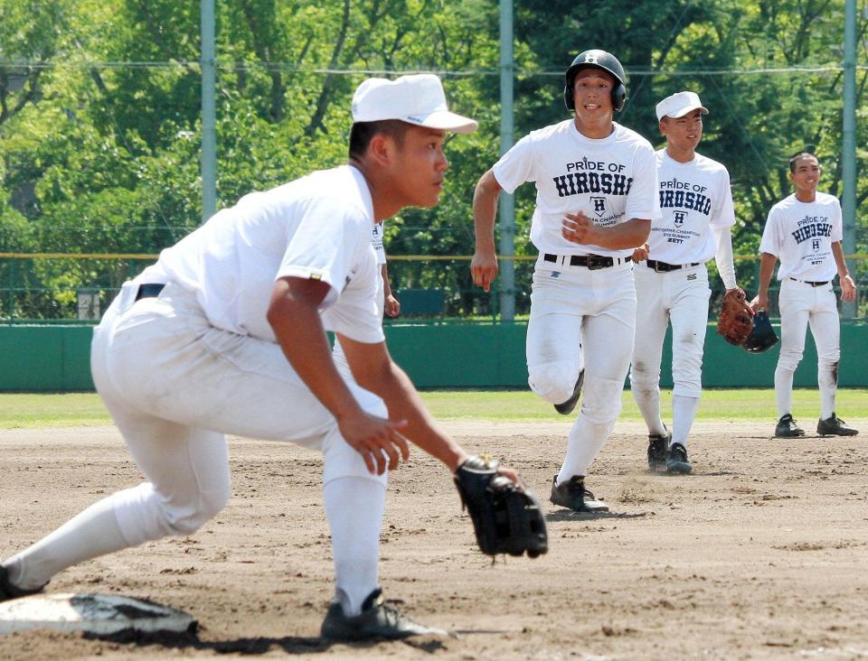 　初戦に向け、最後の調整を行う真鍋主将（左）ら広島商ナイン