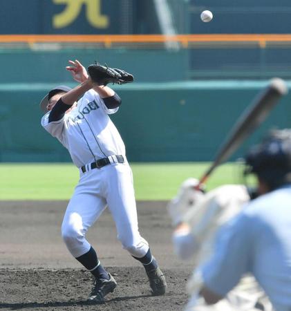 　１回、広島商・水岡の打球が顔面に直撃し倒れる岡山学芸館・丹羽