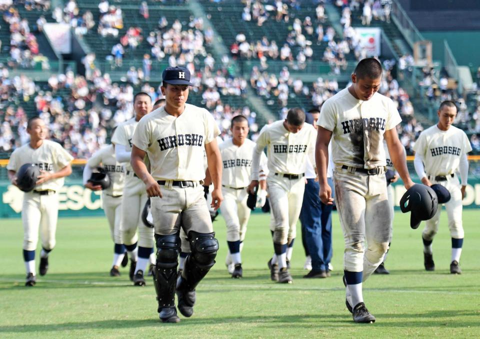 　初戦敗退し、涙を流しながら引き揚げる広島商ナイン（撮影・高石航平）