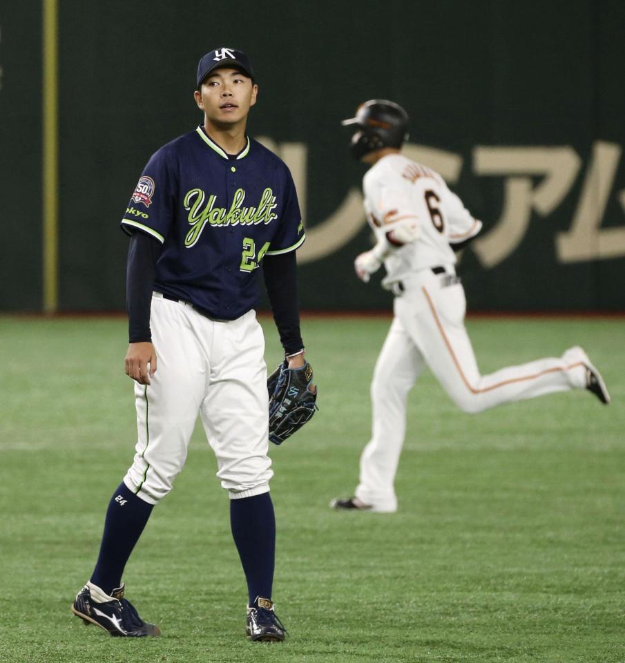 　１回、巨人・坂本勇（右）に先制ソロを浴びたヤクルト・星＝東京ドーム