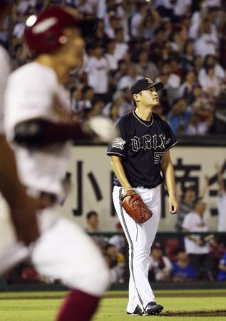 　６回、楽天・茂木（左）に満塁本塁打を浴びたオリックス・山田＝楽天生命パーク