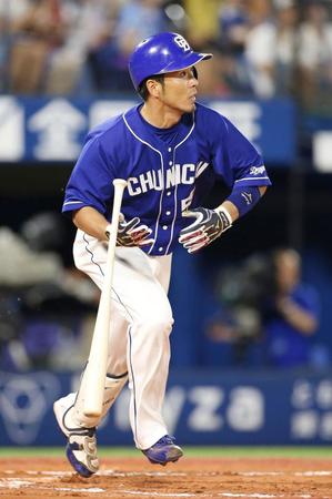 ６回中日２死、福田が右中間に満塁本塁打を放つ＝横浜